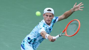 AME296. MASON (ESTADOS UNIDOS), 18/08/2022.- El tenista argentino Diego Schwartzman devuelve hoy una pelota contra el griego Stefanos Tsitsipas, durante un partido por la tercera ronda del Masters de Cincinnati en el Lindner Family Tennis Center de Mason, Ohio (EE.UU). EFE/ Mark Lyons
