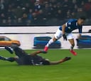 El brutal penal que recibió Alexis en el triunfo del Inter