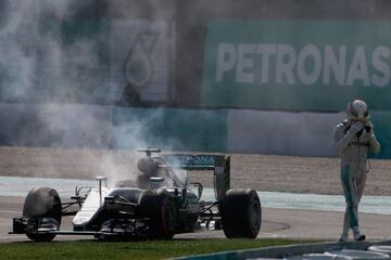 Hamilton abandona el GP de Malasia 2016 por una rotura en su motor Mercedes.