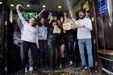 Alegría de los afortunados del día tras repartir el premio 'Gordo'.