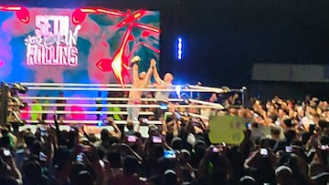 Seth 'Freakin' Rollins festeja después de retener el campeonato de los Estados Unidos.