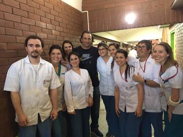 Pizzi se distrae visitando uno de los institutos de la Teletón