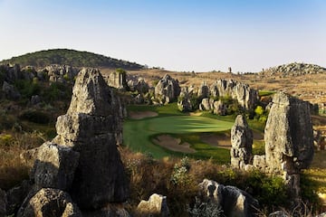 Cuenta con tres campos de golf de nivel campeonato internacional de 18 hoyos; Yufeng Ridge, Master 2Resort y Leaders Peak, todos diseñados por Brian Curley.