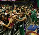 El Unicaja se aferra a un Carpena caliente ante el Barça