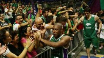 Granger y Suárez, con la afición del Unicaja.
