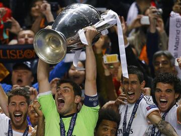 Real Madrid&#039;s captain Iker Casillas and team mates celebrate with the trophy after defeating Atletico Madrid in their Champions League final soccer match at the Luz Stadium in Lisbon, May 24, 2014.     REUTERS/Kai Pfaffenbach (PORTUGAL  - Tags: SPORT SOCCER)  