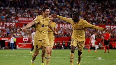 Soccer Football - LaLiga -Sevilla v Barcelona - Ramon Sanchez Pizjuan, Seville, Spain - September 3, 2022 FC Barcelona's Robert Lewandowski celebrates scoring their second goal with Ousmane Dembele REUTERS/Marcelo Del Pozo REFILE - CORRECTING GOAL