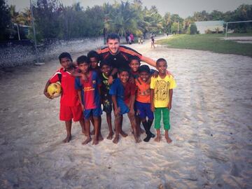 Fuera de la cancha, el ariete europeo ha destacado por sus acciones de convivencia, tal como esta ocasión donde visitó a niños para jugar fútbol por un momento