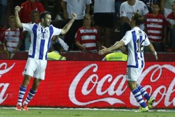 0-2. Agirretxe celebr¨® el segundo gol.