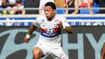 Memphis Depay y Jeremy Cordoval durante un  Olympique Lyonnais vs Troyes.