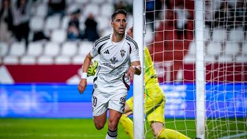 Fidel Chaves celebra el segundo tanto anotado por el Albacete, de penalti, ante el Burgos durante el transcurso de la jornada 10 de LaLiga Hypermotion.