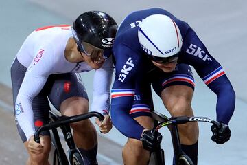 El japonés Kaiya Ota y el francés Rayan Helal se enfrentaron en los octavos de la modalidad esprint en los Mundiales de pista que se celebran en el velódromo de Saint-Quentin-en-Yvelines (Francia). El triunfo fue para el local por 27 milésimas. 