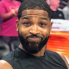 Captan a Tristan Thompson saliendo de un club nocturno con dos mujeres