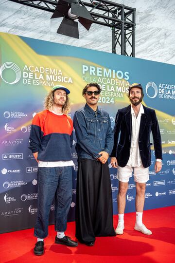 El trío de rock Sexy Zebras posa en la alfombra roja de los Premios de la Academia de la Música