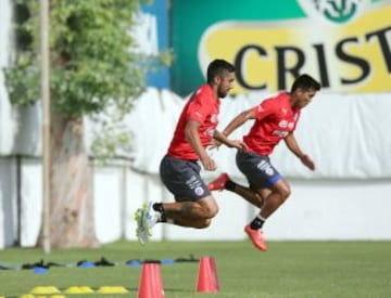 Osvaldo González se entrena junto a Gonzalo Espinoza.