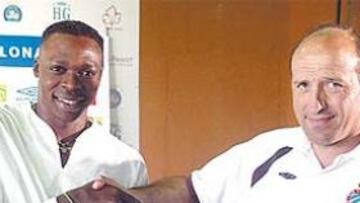 <b>CON LOTINA. </b>Carlos Kameni ya conoce al hombre al que deberá convencer durante esta estadía de que es el meta que andaba buscando.