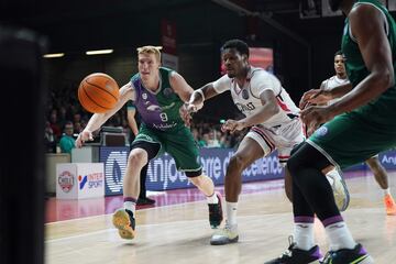 Alberto Díaz, a por el balón con Randall