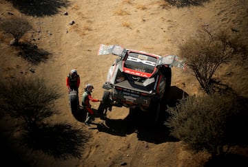 Nasser al-Attiyah y Edouard Boulanger, de Dacia Sandriders, cambiando las ruedas de su automóvil.