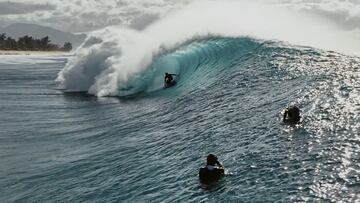 Soli Bailey surfeando un tubazo en Indonesia