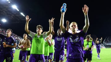 Orlando City aplaude con su afición después de la victoria de 3-0 ante Inter Miami.