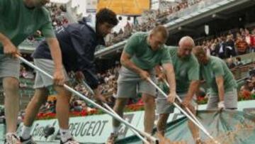 <b>UN DILUVIO. </b>El agua se acumulaba sobre las lonas que cubrían la Central. La lluvia arruinó la jornada.
