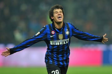 En 2010, el Inter consigui車 el triplete (Champions, Liga y Copa) y firm車 a una de las mayores promesas del f迆tbol brasile?o Philippe Coutinho. Tras temporada y media en la que no acab車 de aclimatarse al f迆tbol europeo, fue cedido al Espanyol donde disfrut車 de los minutos que no gozaba en Mil芍n y anot車 5 goles en los 16 partidos como perico. La temporada 2012/13 la empez車 de nuevo en el Inter, pero en el mercado de fichajes de invierno, el Inter acept車 la oferta del Liverpool de 15 millones de euros. En invierno de 2018, el Liverpool vendi車 a Coutinho por 130 millones al FC Barcelona.