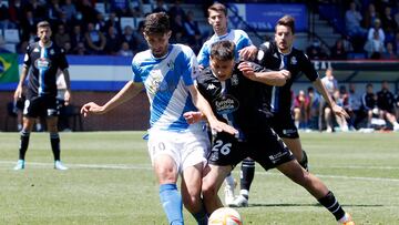 Tomi Bourdal disputa un balón con Yeremay Hernández en el Talavera-Deportivo de la temporada pasada.