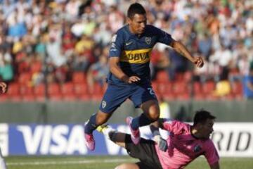 El jugador de Boca Juniors Andres Chavez celebra su gol contra Palestino durante el partido del grupo 5 de la Copa Libertadores en el estadio Santa Laura de Santiago, Chile.