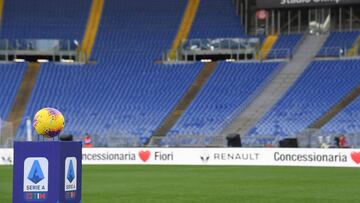 Un bal&oacute;n en uno de los estadios de la Serie A de Italia.