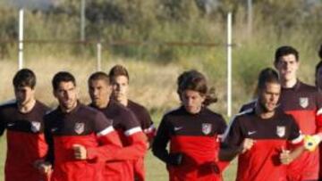 <b>ESFUERZO. </b>los jugadores del Atlético corren sobre el terreno de juego del complejo de Los Ángeles de San Rafael.