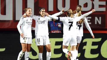 Alba Redondo celebra un gol con sus compañeras.