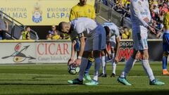 GRAF3519. LAS PALMAS DE GRAN CANARIA, 31/03/2018.- El delantero del Real Madrid Benzem&aacute; (i) se dispone a lanzar el penalti ante Bale, durante el partido de Liga en Primera Divisi&oacute;n ante la UD las Palmas que disputan esta tarde en el Estadio 