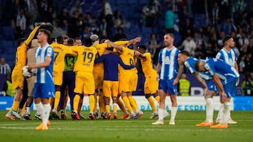 CORNELLÁ DE LLOBREGAT (BARCELONA), 14/05/2023.- Los jugadores del FC Barcelona celebran proclamarse campeones de LaLiga Santander tras ganar al Espanyol este domingo en el RCDE Stadium de Cornellá de Llobregat (Barcelona). EFE/ Alejandro Garcia
