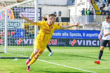 Krzysztof Piatek celebra el 1-0 durante el Spezia - Salernitana.