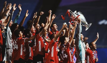 Jugadores del Bayern de M¨²nich levantan la Champions League.
