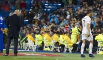 Se retira ante la atenta mirada de Zidane. 