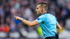 Spanish referee Carlos del Cerro Grande reacts during the UEFA Europa League semi-final first leg football match Eintracht Frankfurt v Chelsea in Frankfurt am Main, western Germany on May 2, 2019. (Photo by Uwe Anspach / dpa / AFP) / Germany OUT