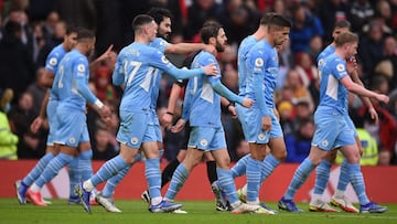 Manchester City&#039;s Portuguese midfielder Bernardo Silva (C) celebrates scoring his team&#039;s second goal with teammates during the English Premier League football match between Manchester United and Manchester City at Old Trafford in Manchester, nor