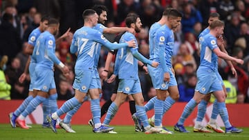 Manchester City&#039;s Portuguese midfielder Bernardo Silva (C) celebrates scoring his team&#039;s second goal with teammates during the English Premier League football match between Manchester United and Manchester City at Old Trafford in Manchester, nor