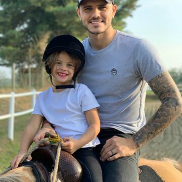 El delantero del PSG aprovechó uno de los días de descanso para montar a caballo junto a sus hijos. Compartió varias fotos en sus redes sociales, una de ellas con su hija. El argentino siempre suele optar por pasar tiempo con sus hijos.
