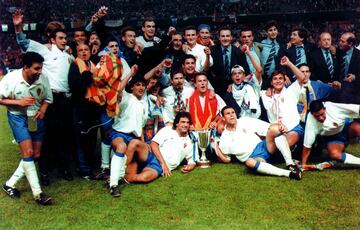 García Sanjuán, sexto por la izquierda, parcialmente tapado por la bandera aragonesa, celebra la Recopa de 1995 con el Zaragoza. 