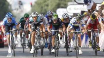 El italiano Matteo Trentin (segundo por la izquierda) se llev&oacute; la etapa. El murciano Rojas (en el centro) acab&oacute; cuarto.