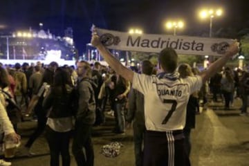 Los seguidores madridistas celebran el triunfo de su equipo en Cibeles.