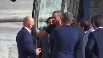 Bonucci la lía y se encara con el jefe de seguridad: miren su vena del cuello...