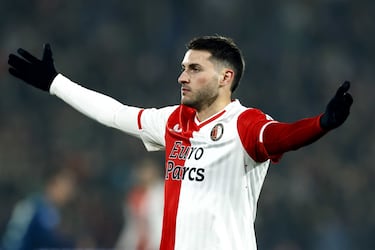¿Se va al Feyenoord? El guiño de Santi Giménez con Rodrigo Huescas