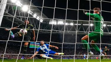 El delantero del Real Madrid Karim Benzema marca su primer gol durante el partido de la tercera jornada de LaLiga que RCD Espanyol y Real Madrid juegan hoy domingo en el RCDE Stadium.