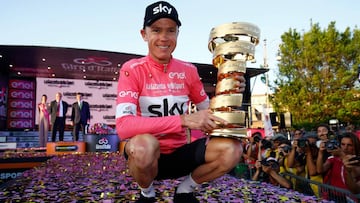 Christopher Froome posa con el trofeo de campe&oacute;n del Giro de Italia 2018.