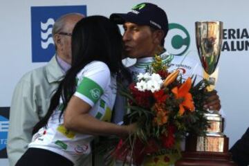 GRA128. VILANOVA I LA GELTRÚ (BARCELONA), 26/03/2016.- El corredor colombiano del equipo Movistar, Nairo Quintana con el maillot de lider tras la sexta etapa de la Volta a Catalunya disputada hoy entre las localidades de Sant Joan Despí y Vilanova i la Geltrú, con un recorrido de 197,2 km. EFE/ Quique García