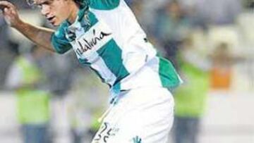 <b>CONTACTO. </b>Sobis vio la segunda amarilla por esta acción sobre Aouate.