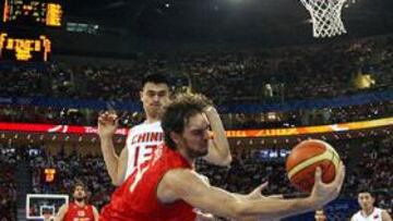 <b>DUELO NBA. </b>Pau Gasol contra el gigante Yao Ming (2,26 metros). El pívot español superó con claridad al abanderado chino en los Juegos.